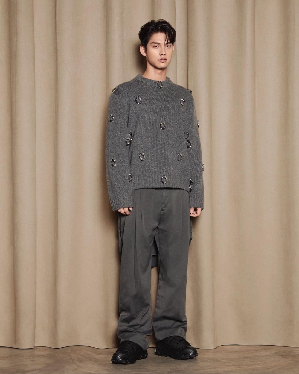 Bright Vachirawit詮釋灰色羊絨羊毛衫與Arthur皮革運動鞋。