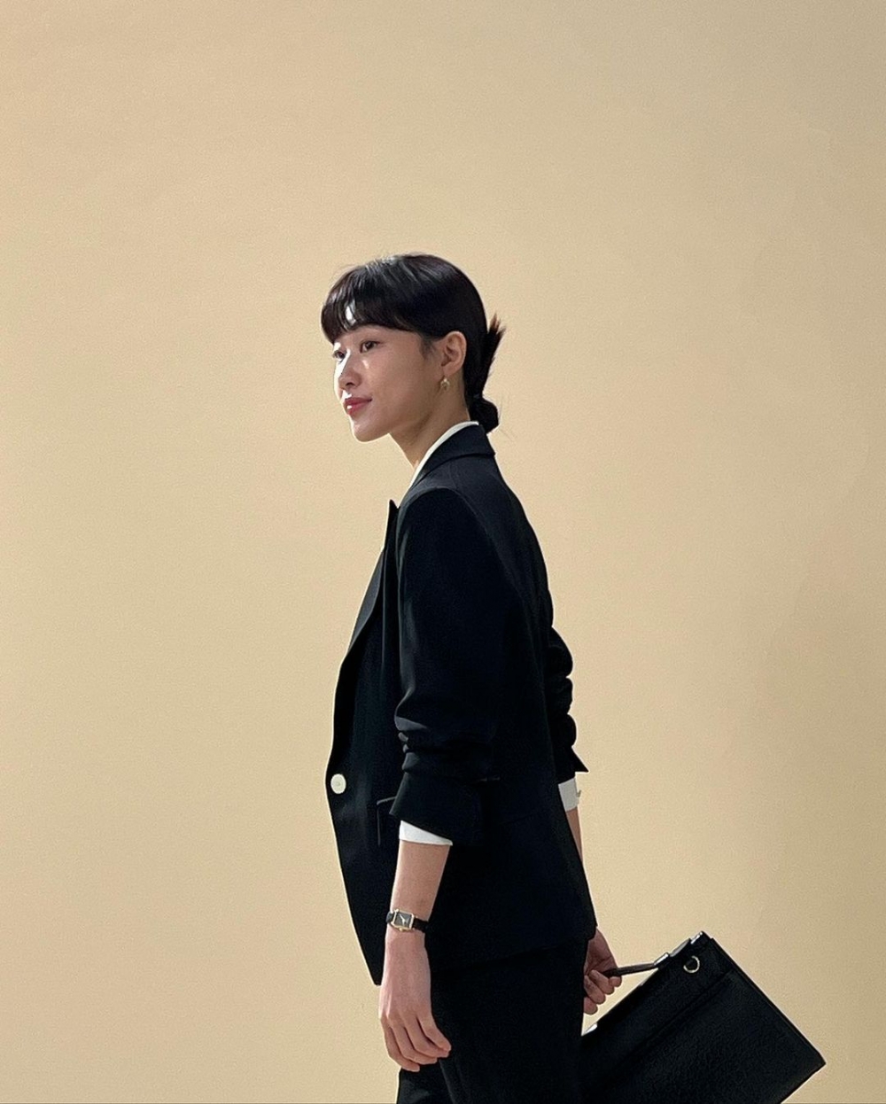 挑選百搭的黑色從版型下手。