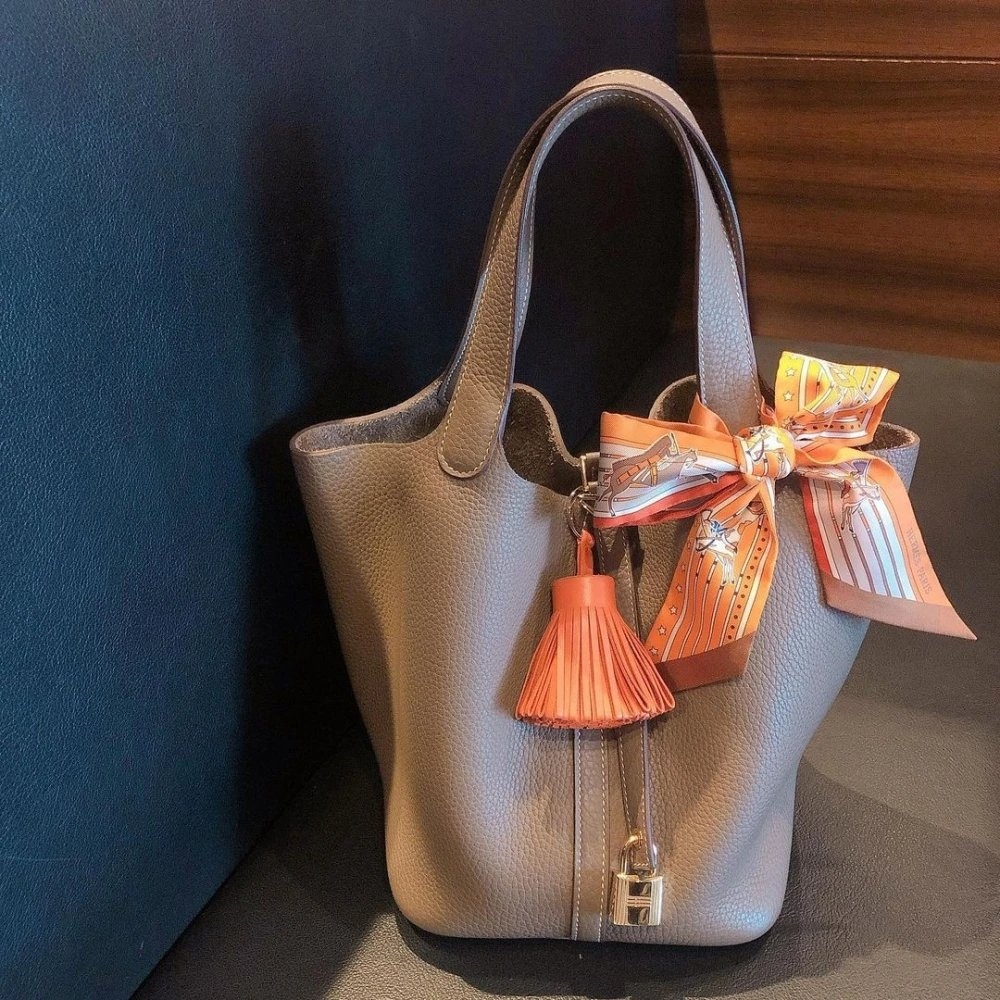 將手袋以絲帶點綴也是其中的一個亮點。