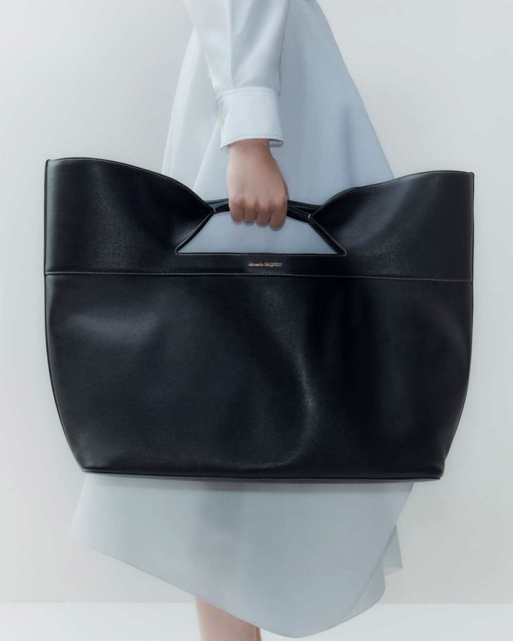 模特兒手提著The Bow in Black。