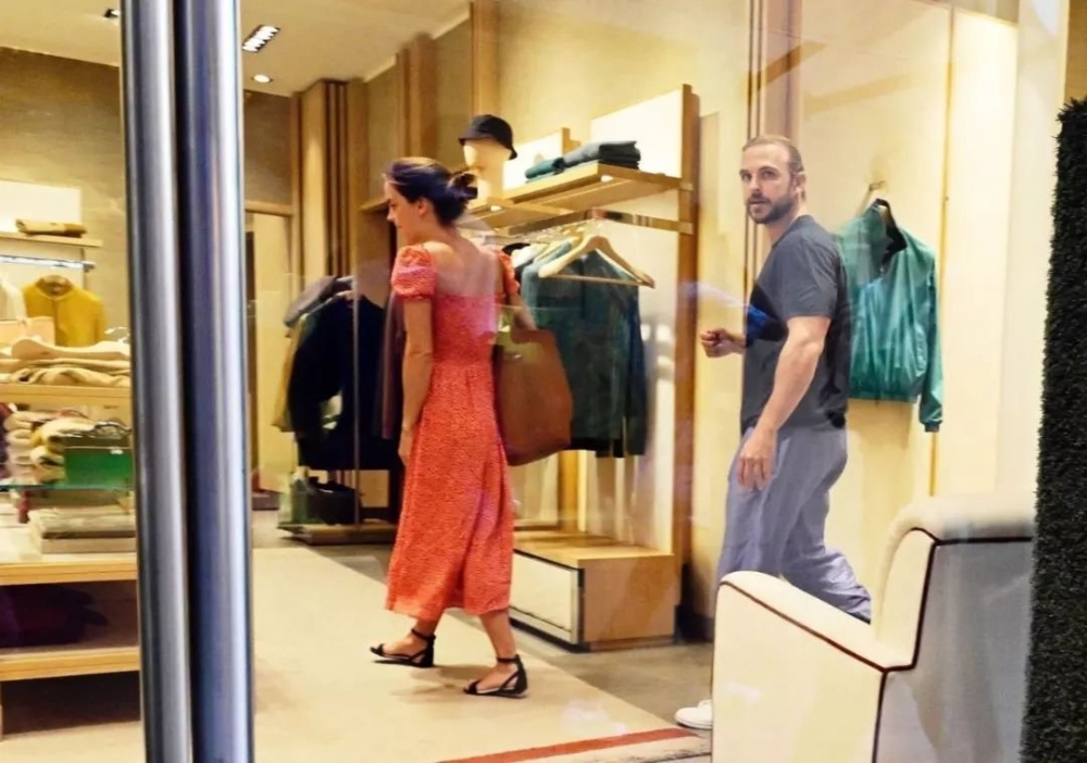 他們一起到商店逛街的模樣。