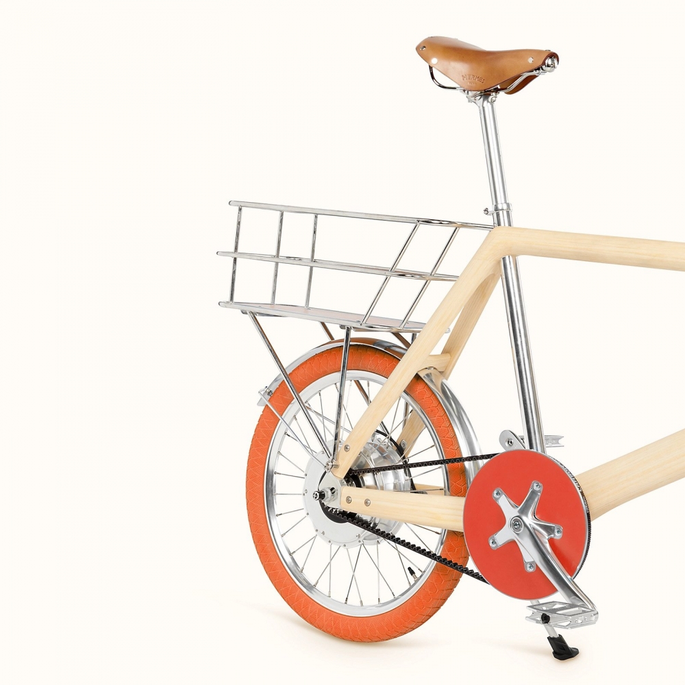 輪胎呈現Hermès經典的橙色調。