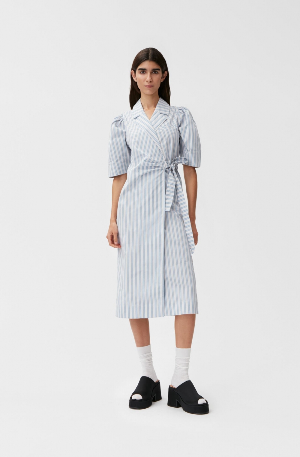 在腰間的蝴蝶結設計也相當時髦。