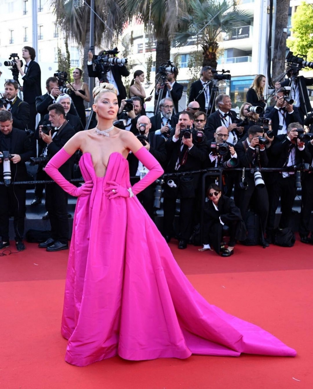 在康城影展時,她也詮釋了Valentino的PINK PP。