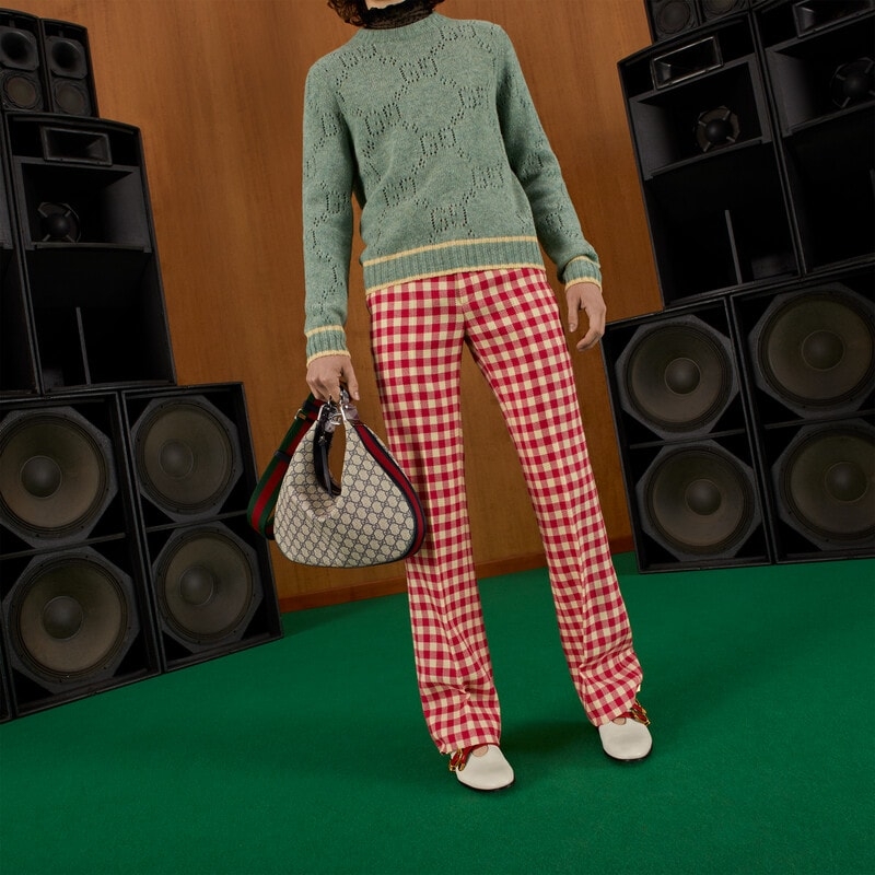 模特兒演繹Gucci Attache Large Shoulder Bag-Beige and Blue GG Supreme Canvas。