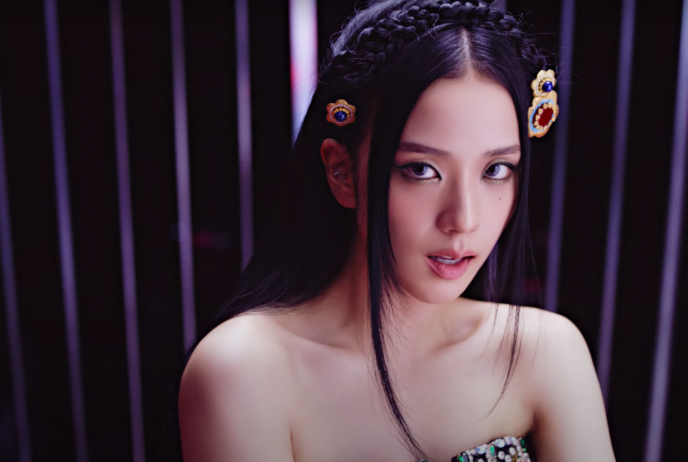 她的頭髮造型也是亮點之一。