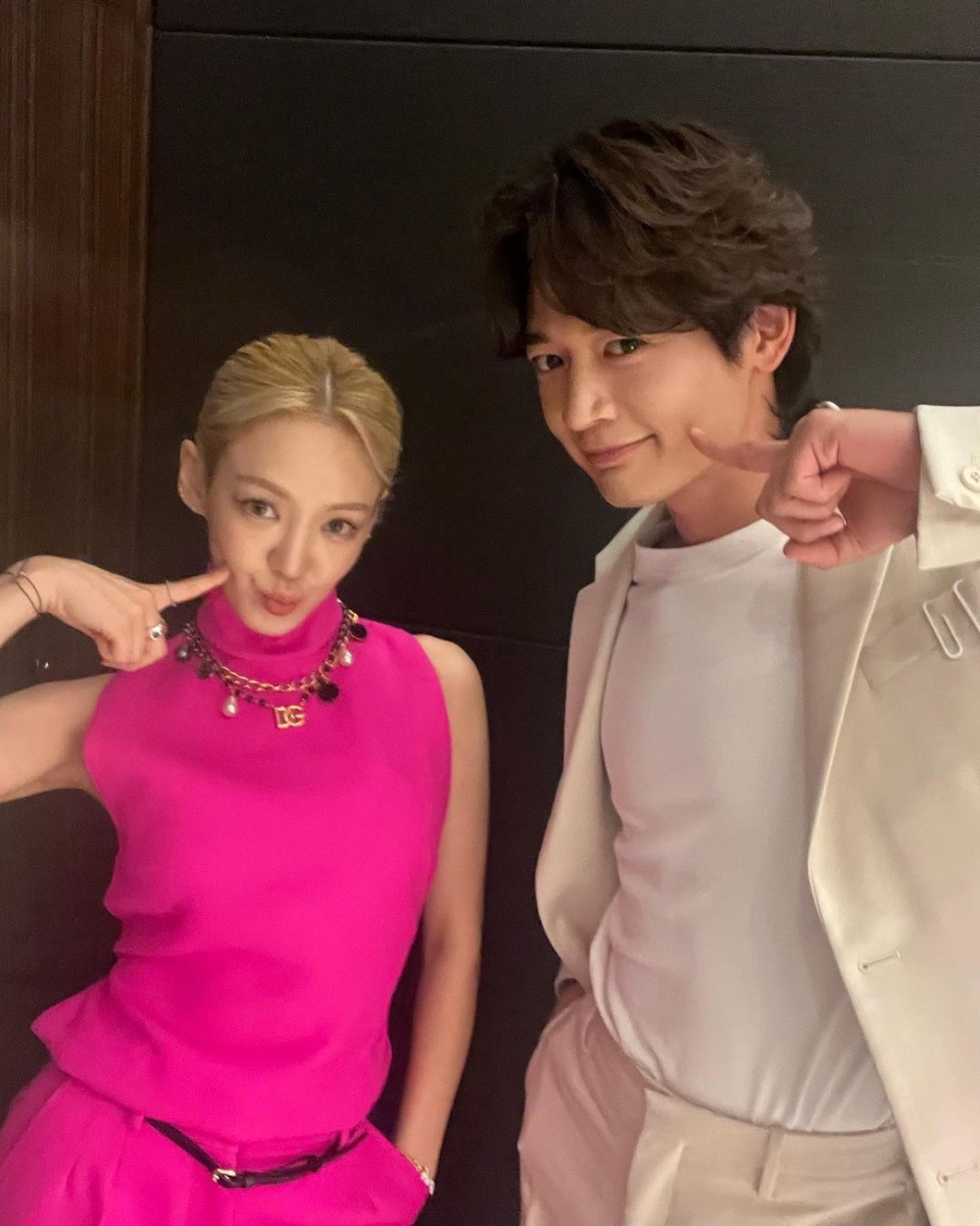 近日少女時代 孝淵也詮釋了芭比粉的穿搭。