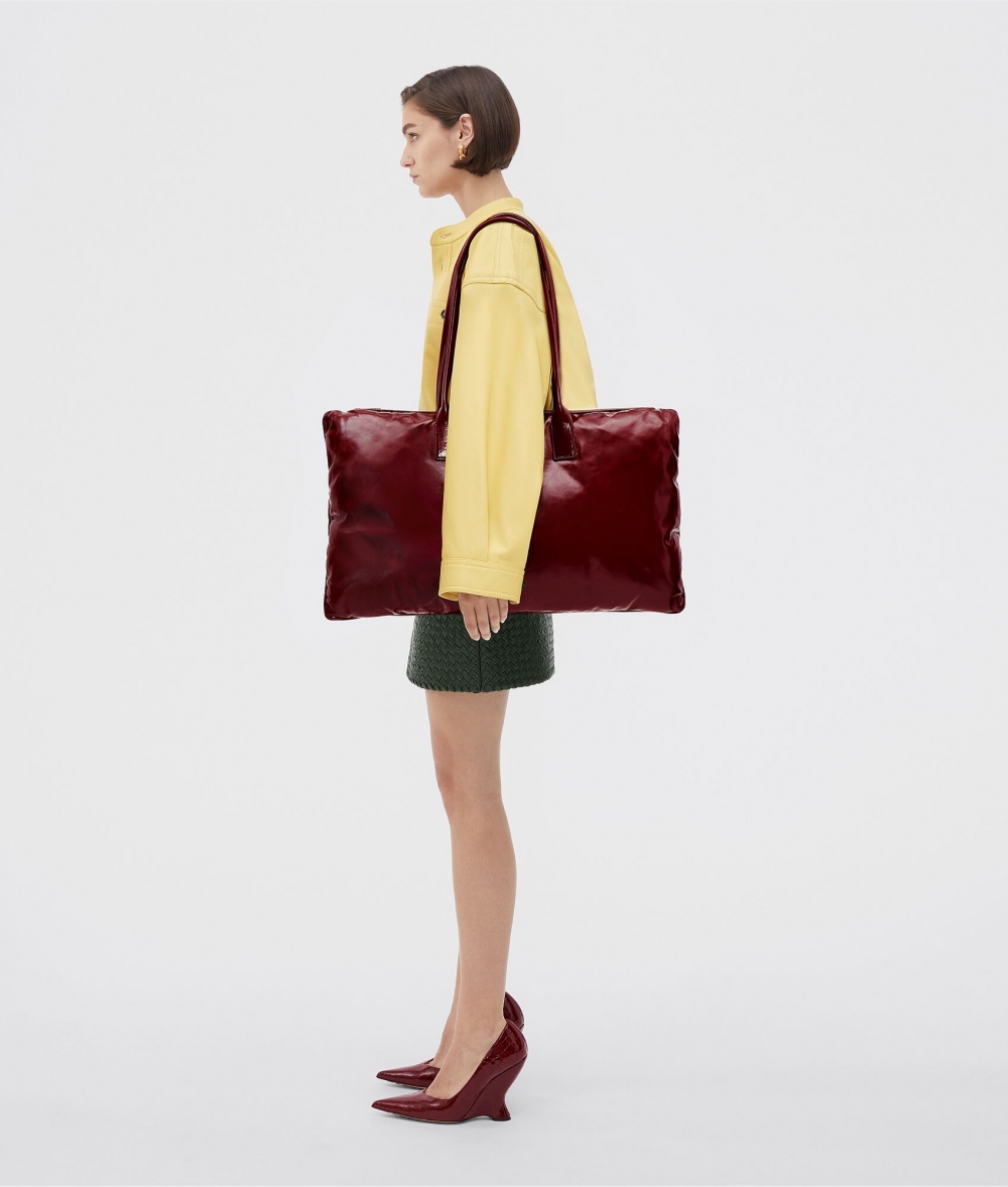 模特兒示範Large Pillow Shoulder Bag-Barolo。