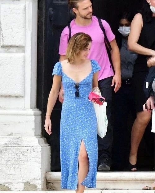 藍色的洋裝也非常適合度假。