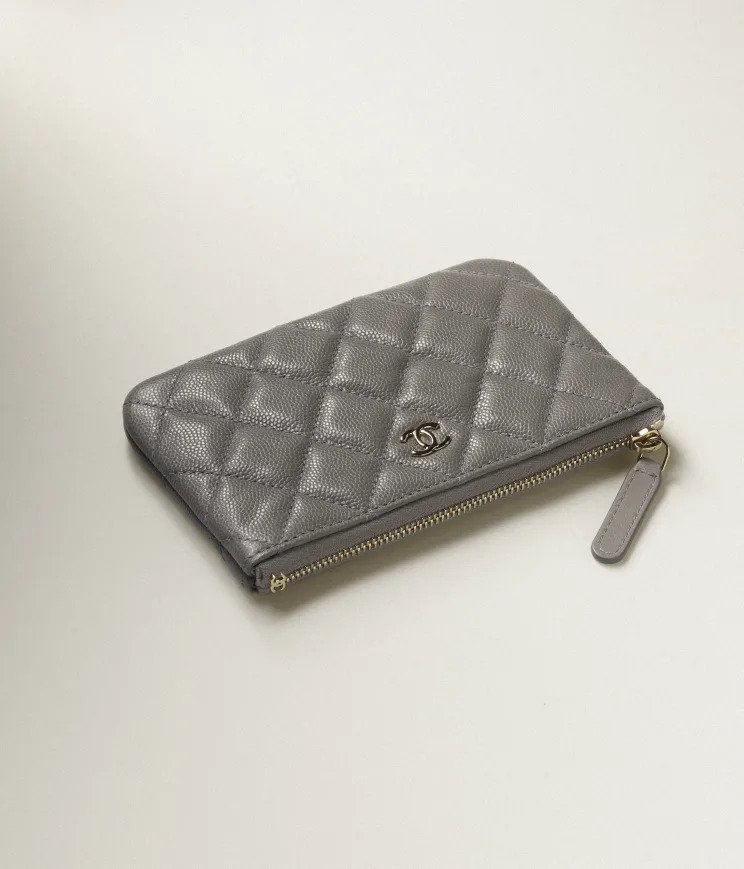 中心綴有雙C標誌配上經典灰色調。