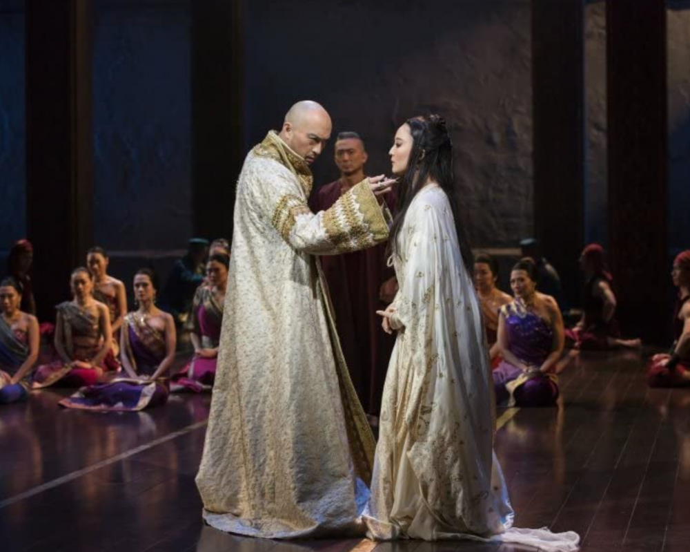 她後來透過演戲發光發熱。