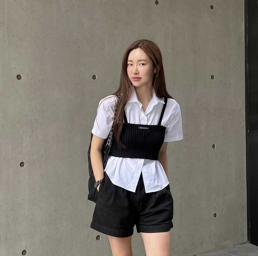 白色短襯衫搭配黑色短版針織背心。