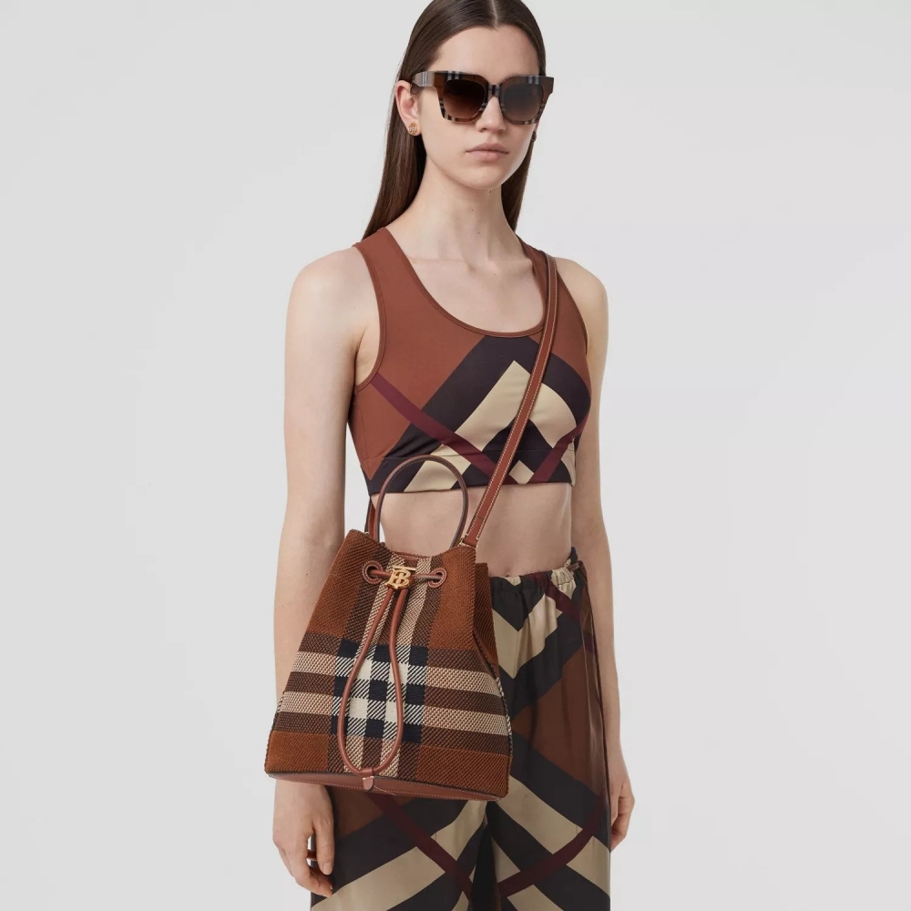 Burberry TB Bucket Bag全新登場。