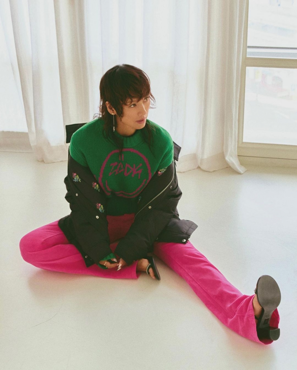 李孝利坐在地板上的慵懶模樣,呈現出法式悠閒的風情。