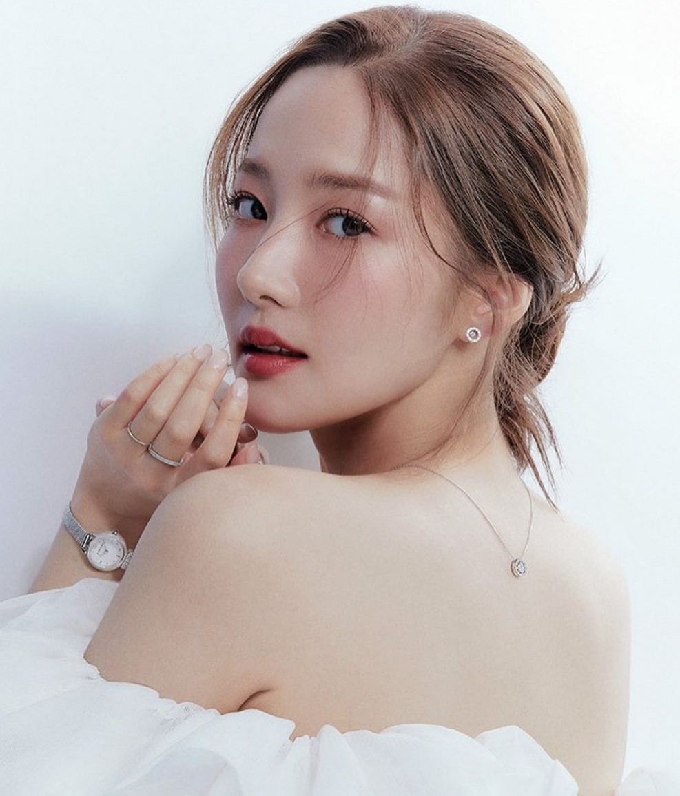 朴敏英曾大方承認做過整容手術，亦被喻為韓國女星「最成功的整容範本」之一。