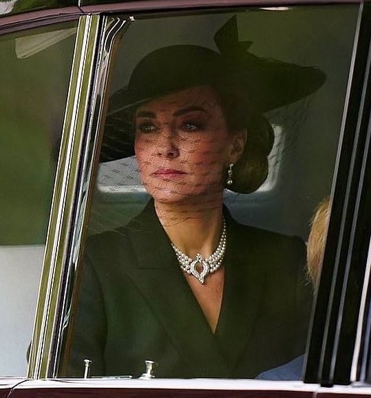 這次凱特王妃配戴著珍珠項鍊優雅登場。