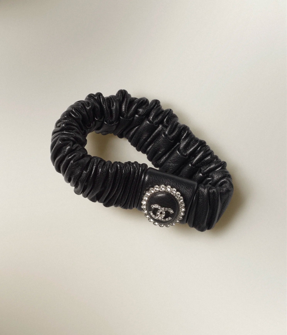 還有另一款設計的皮革髮圈。