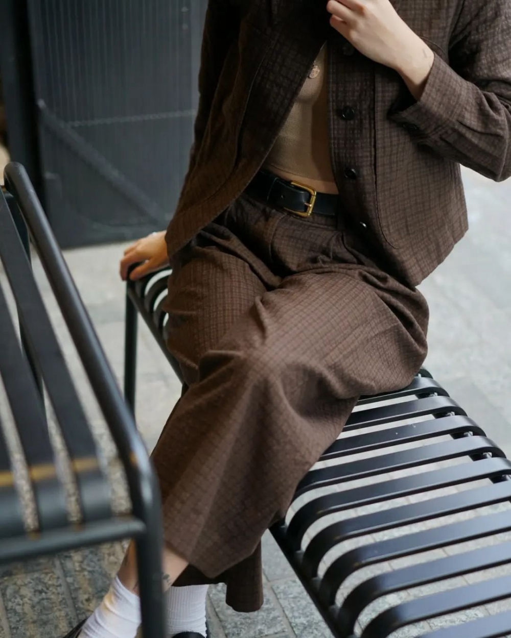 同色的搭配也會讓她看起來更加俐落。