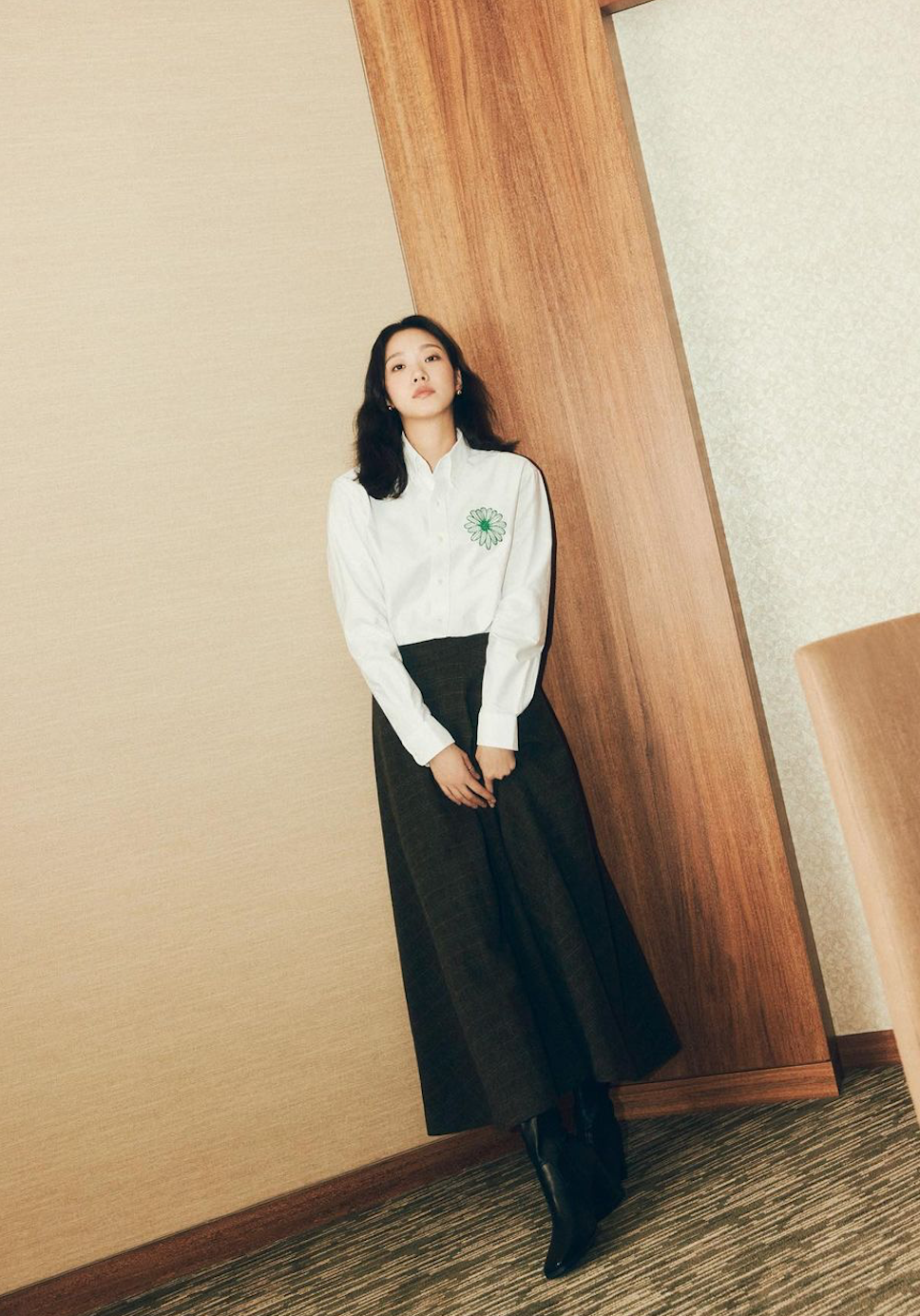 白襯衫搭配上長裙的學院風穿搭。