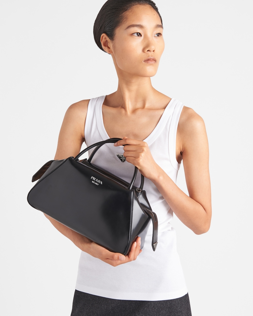 模特兒詮釋Medium brushed leather Prada Supernova handbag-Black。