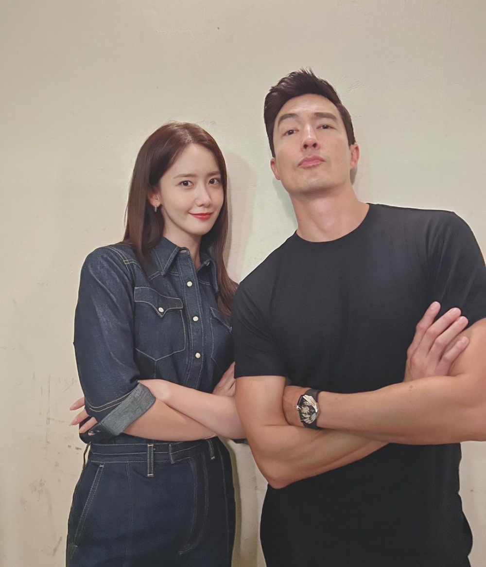 她的牛仔穿搭則是更加活潑。