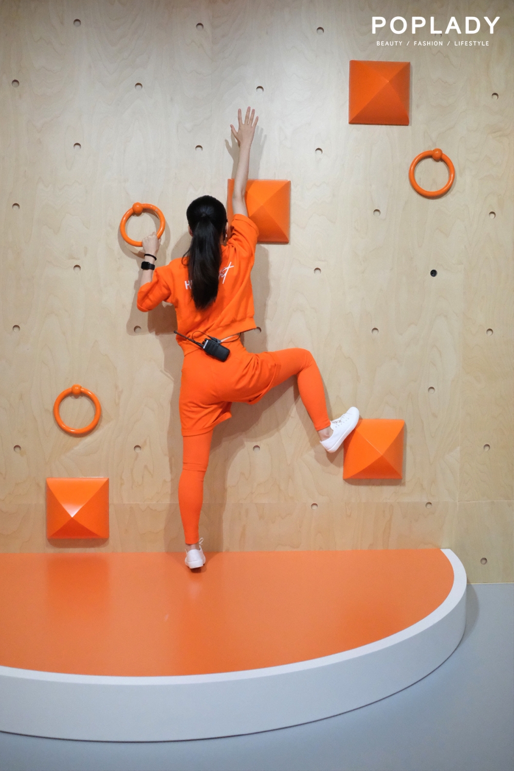 攀岩牆上的鉚釘是來自經典的CDC手環。