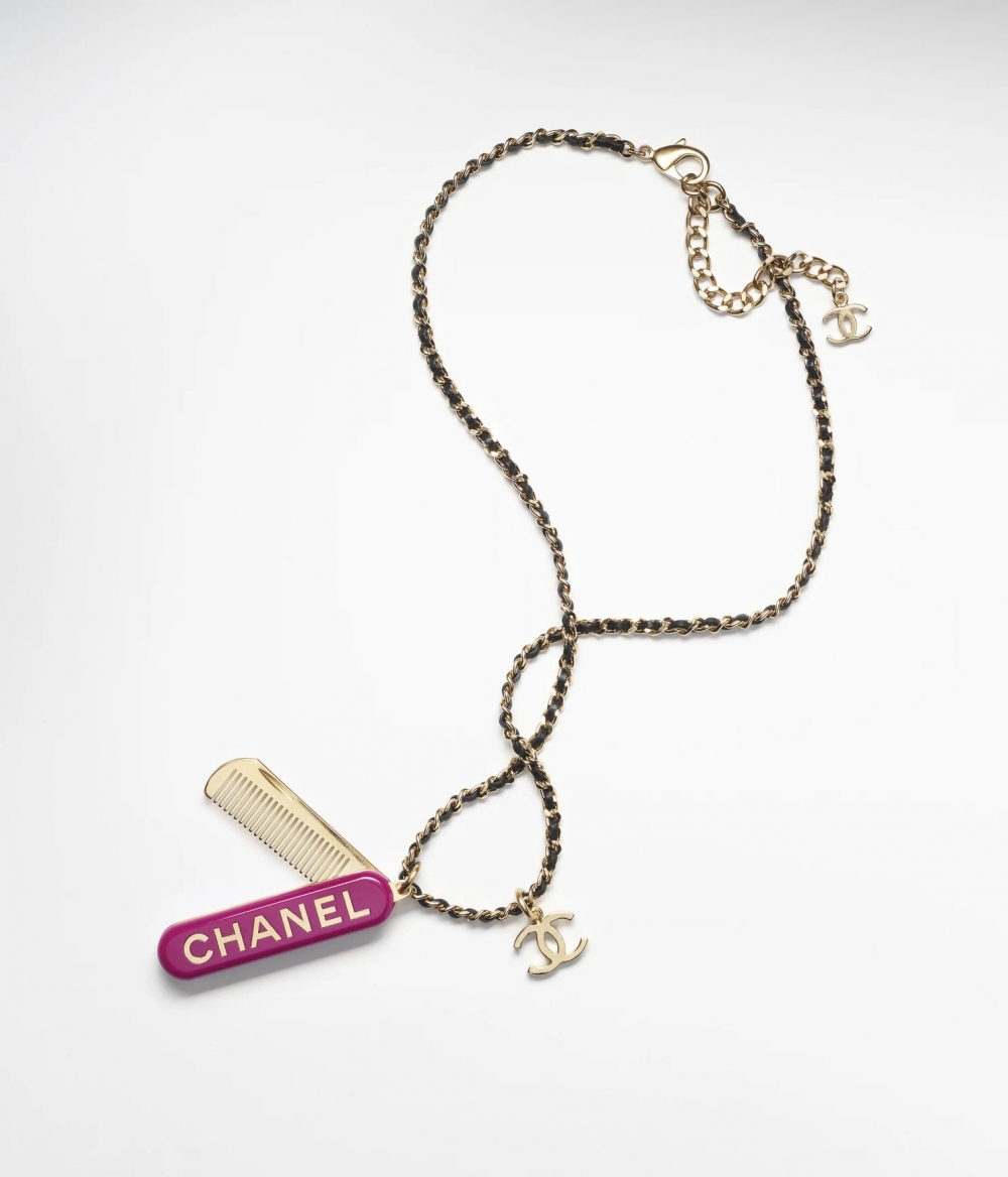CHANEL Necklace藏有梳子。