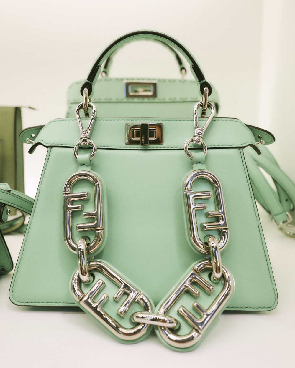 在手袋的設計中加入了放大的O'Lock標誌鏈條。