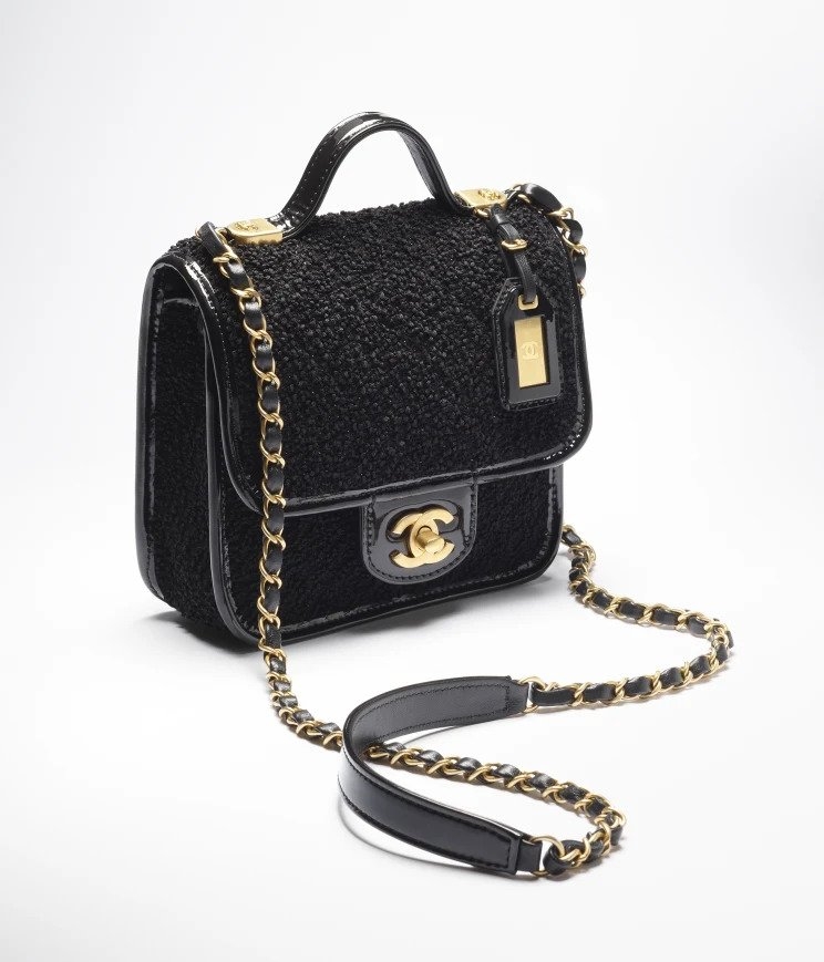 細號手挽垂蓋手袋。