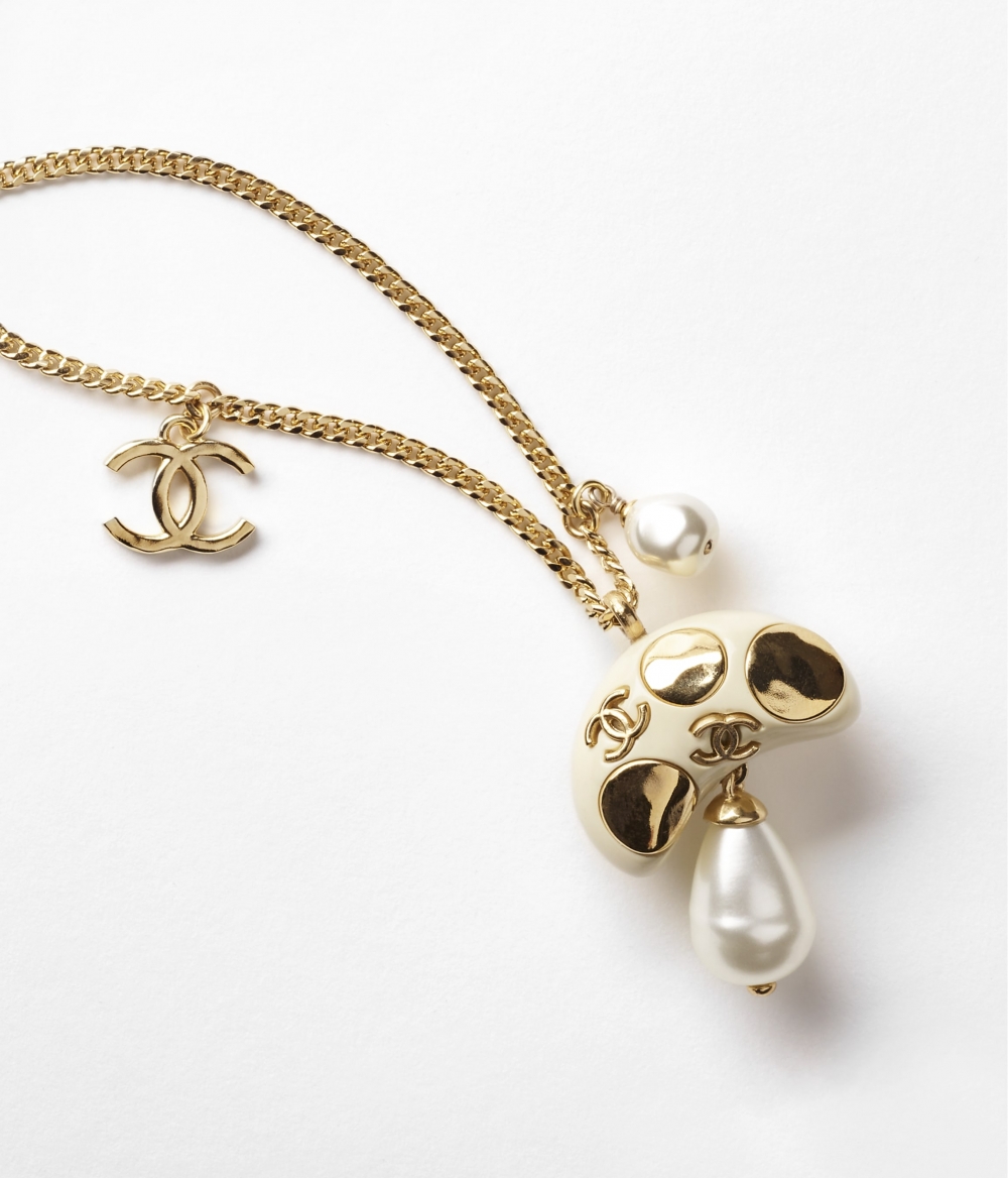 還有推出米白色的項鍊。