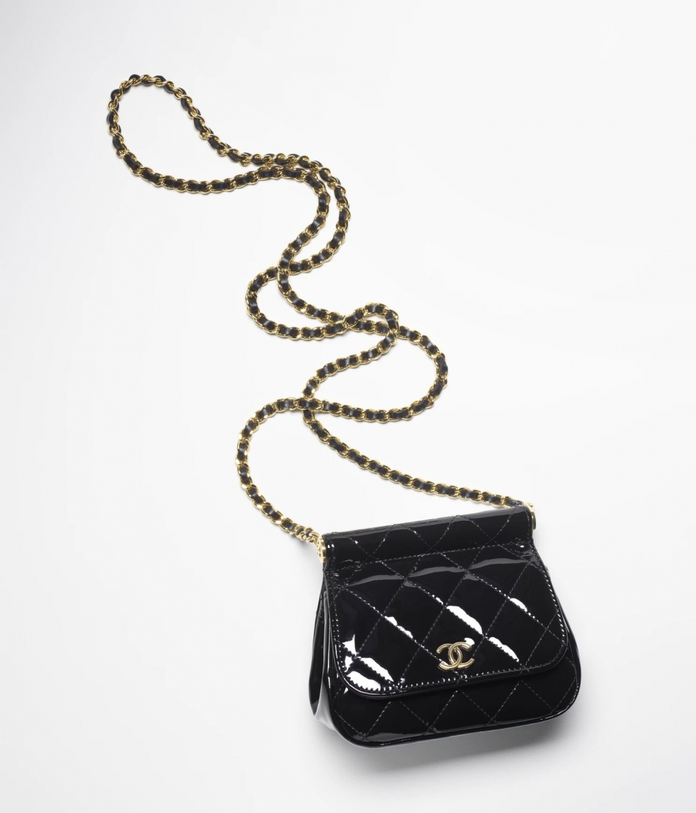 Clutch With Chain漆皮呈現。