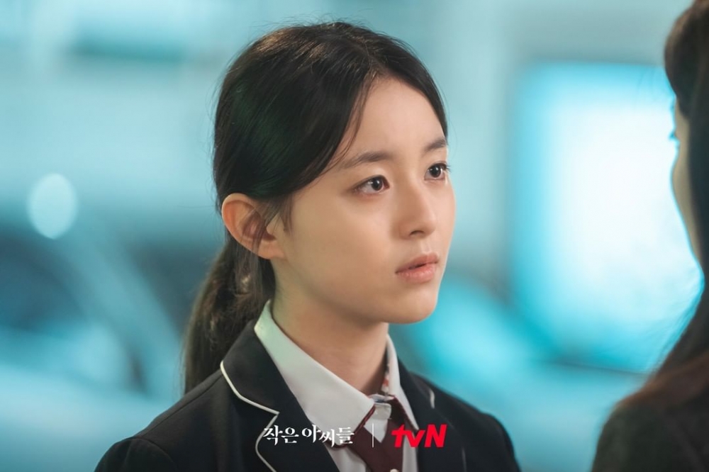 朴持厚完美地表演出甚麼是青春就是無敵,肌膚360度零瑕疵。