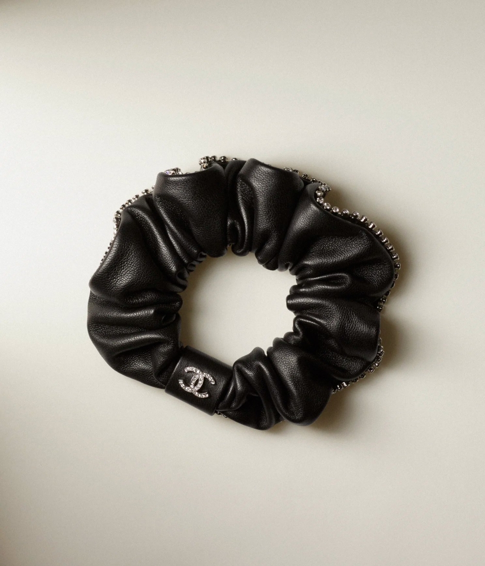 新品中還有這款皮革髮圈。