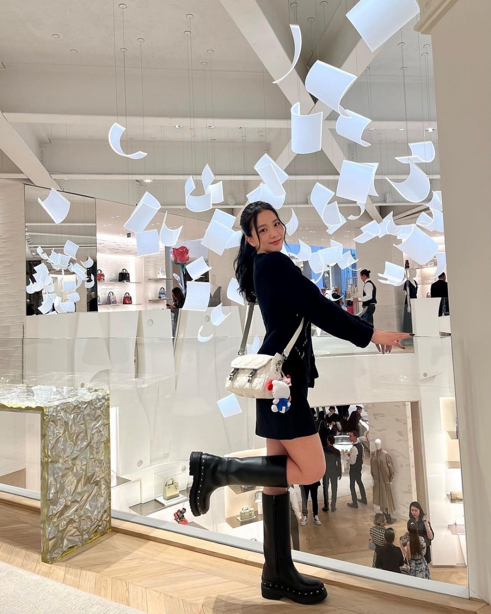 她這次選擇了針織的單品搭配。