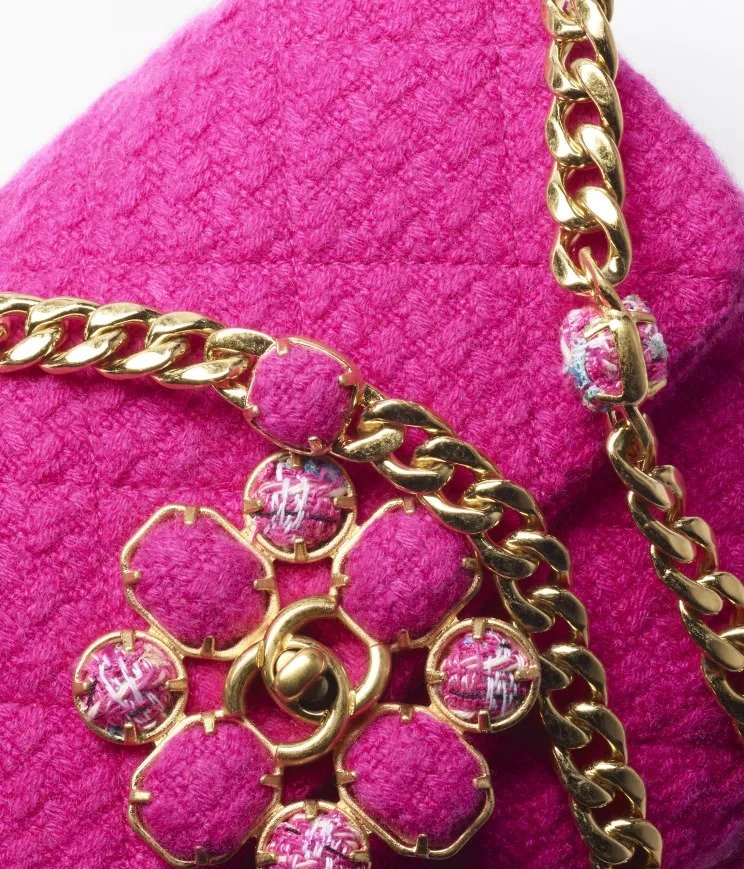 雙C標誌的以經典元素山茶花取代。