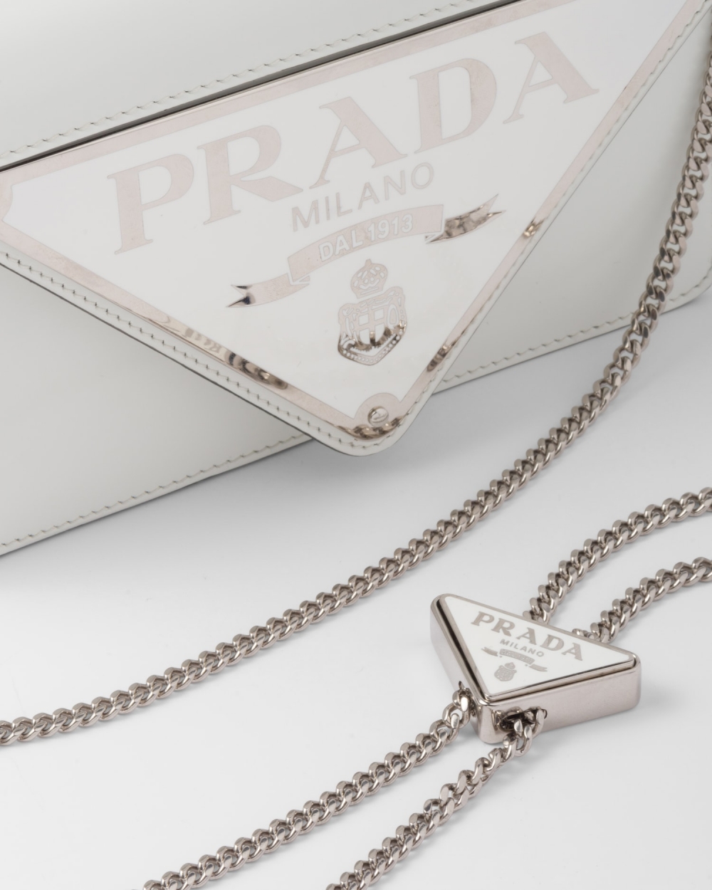 Logo在縮小又放大之間變化。