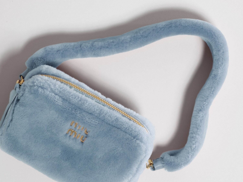 包包的揹帶兼手提把採用羊毛製作。