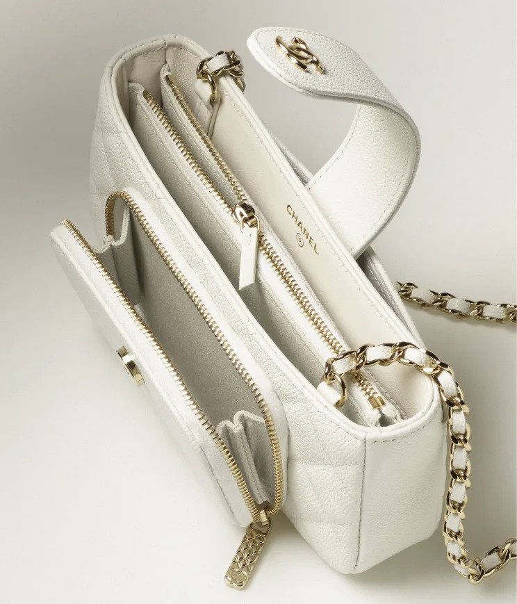 內部配有實用的隔層。