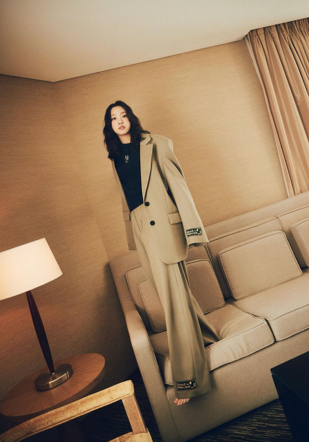 拿出衣櫃裡的西裝外套。