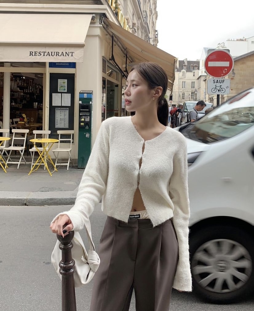 復古韻味的鈕扣針織衫。