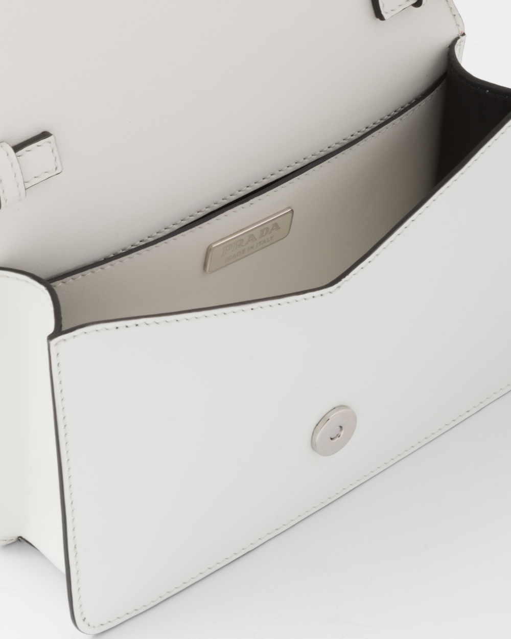 內部設有明袋。