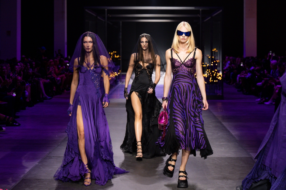 這次Versace以Dark Gothic Goddess為靈感。