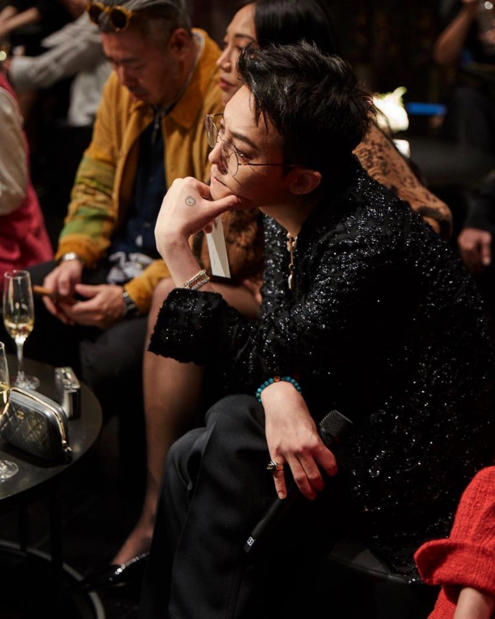 以黑髮色及俐落簡單的髮型亮相。