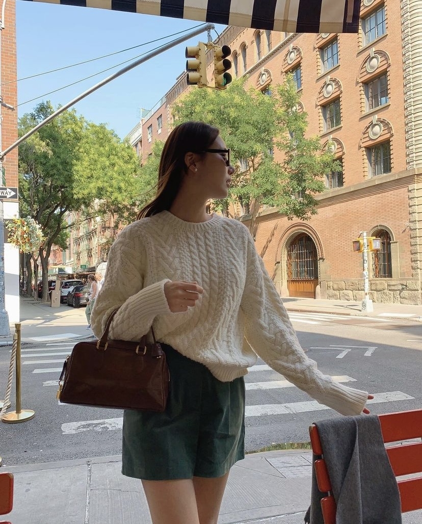 長袖針織毛衣搭配短搭配短褲。