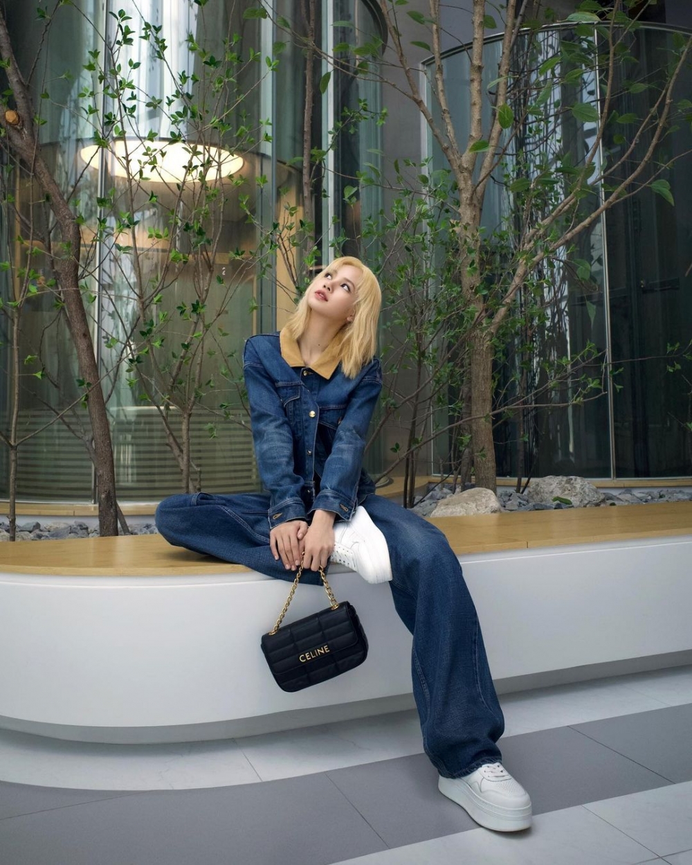 她的穿搭是經典不過時的選擇。