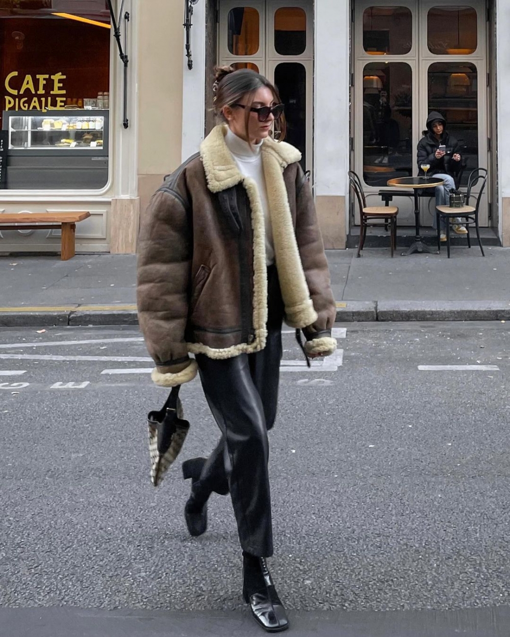 飛行員夾克也是本季的流行單品。