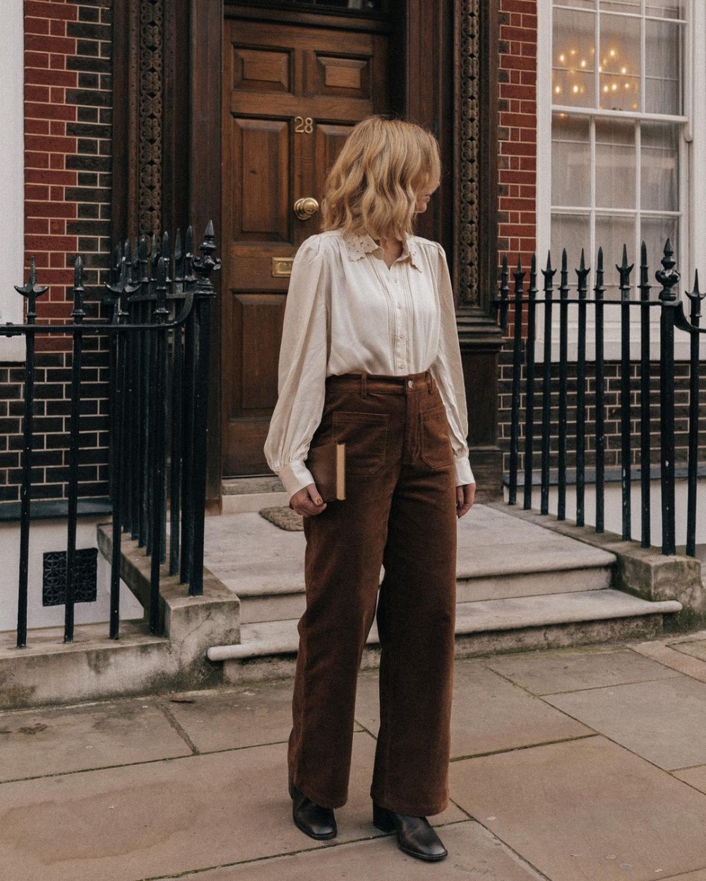 襯衫的穿搭也是一個迷人的選擇。