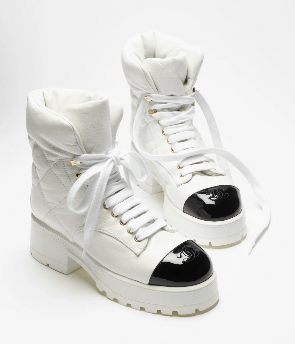 優雅黑白配的Lace Up。