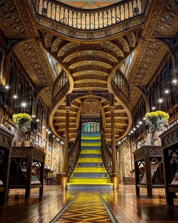 華麗的樓梯成為大家前往朝聖的景點。