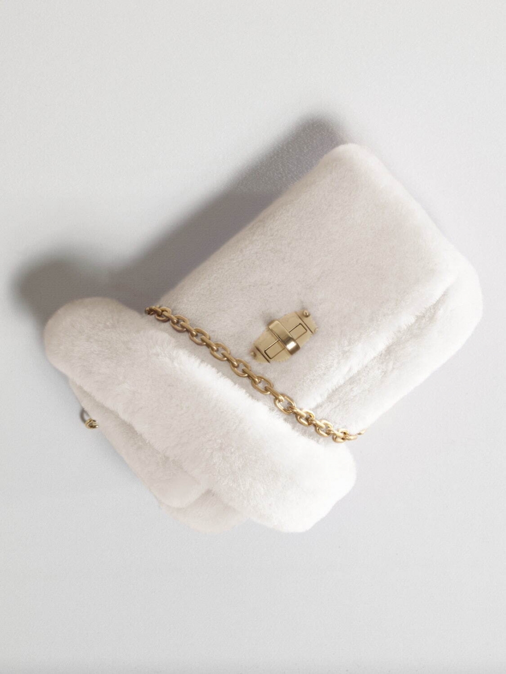 手袋配有金屬鏈條肩背帶。